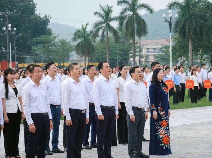 Các đồng chí lãnh đạo tỉnh thực hiện nghi lễ chào cờ (ảnh chụp lúc 7h ngày 03/8). Ảnh: Phan Tuấn