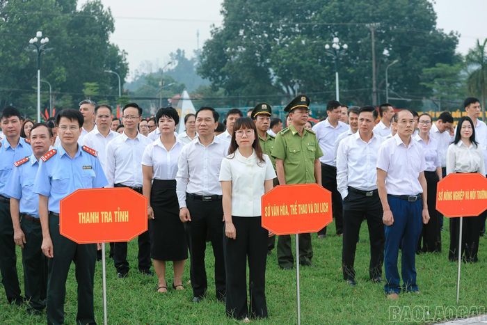 Đông đảo cán bộ, đảng viên tham gia lễ chào cờ.