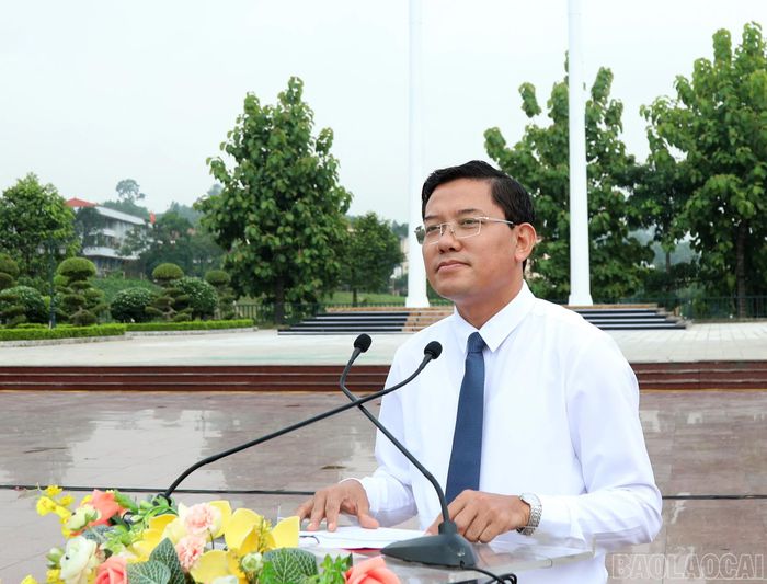 Đồng chí Phùng Nam Trung - Phó Trưởng Ban Tuyên giáo và Dân vận Tỉnh ủy trình bày chương trình sinh hoạt tư tưởng dưới cờ.
