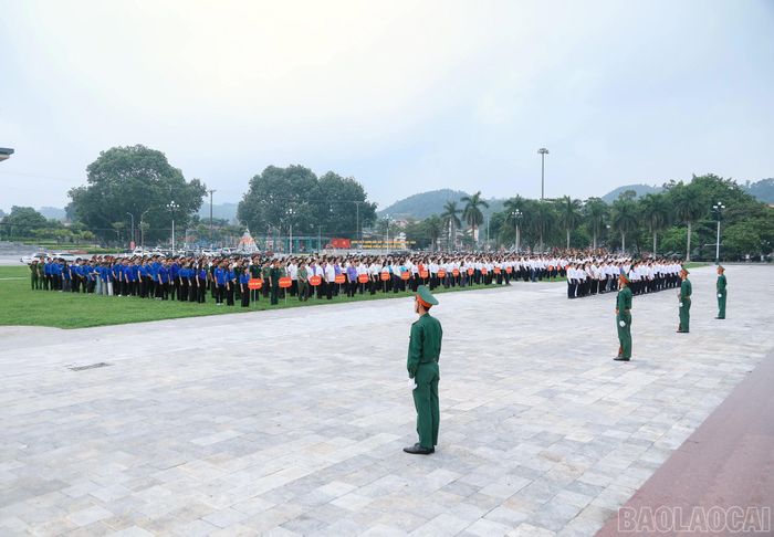 Quang cảnh lễ chào cờ.