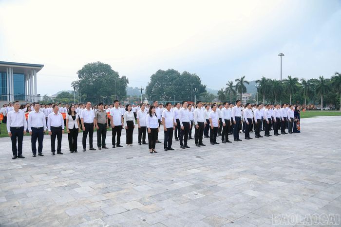 Các đại biểu dự lễ chào cờ.