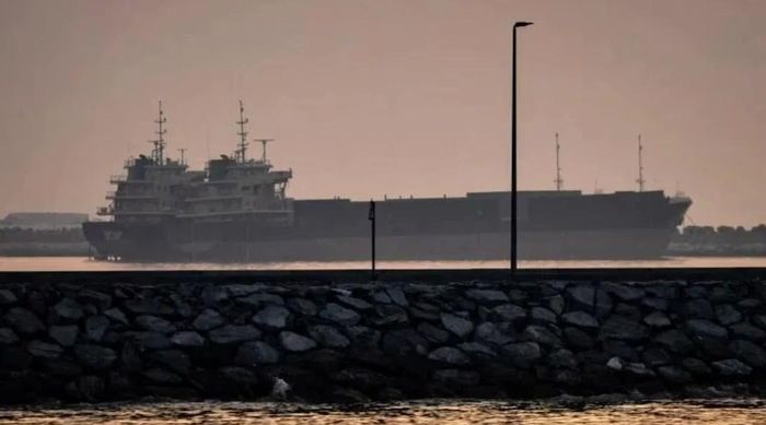 Hai con tàu đang neo đậu ngoài khơi bờ biển Dubai. (Ảnh: AFP)