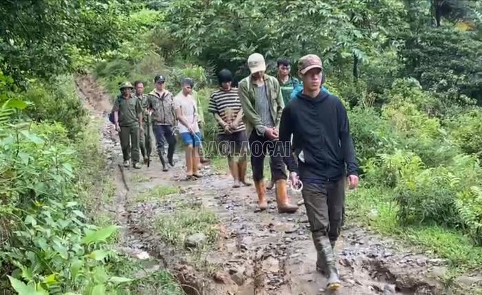 Tổ công tác vượt đường rừng, tiếp cận khu vực Rừng Vầu để kiểm tra, bắt giữ các đối tượng liên quan đến các vụ việc về ma túy.