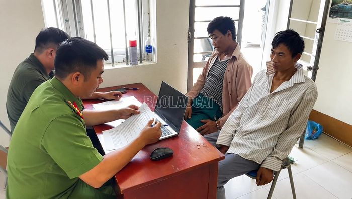 Đối tượng Vương Văn Hiền (áo hồng) và Vương Văn Sư (áo trắng) tại cơ quan Công an phục vụ công tác điều tra, xác minh.