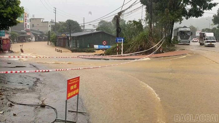 Ở những đoạn ngập úng sâu, các phương tiện đều không thể lưu thông. (Ảnh: Quang Ánh)