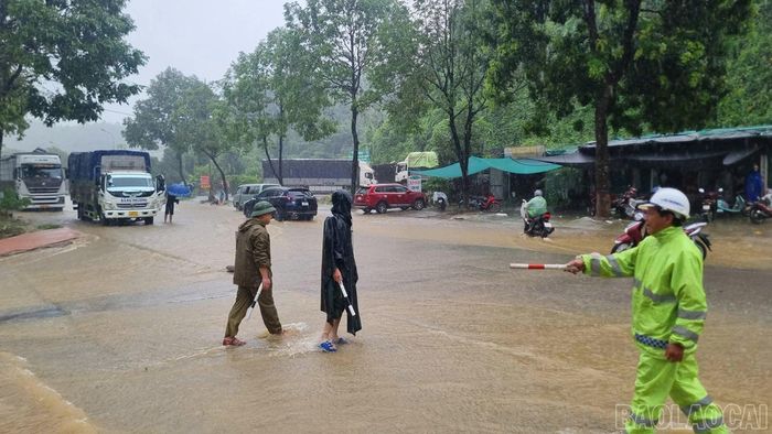 Các lực lượng chức đã triển khai phân luồng, đảm bảo an toàn giao thông.