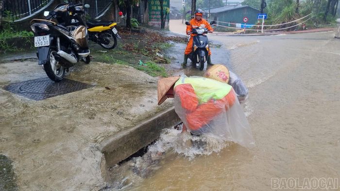 Trận mưa lớn kéo dài nhiều giờ trên địa bàn phường Lào Cai đã khiến nhiều vị trí trên Quốc lộ 4E, đoạn qua tổ 6 (khu vực Cầu Sập).