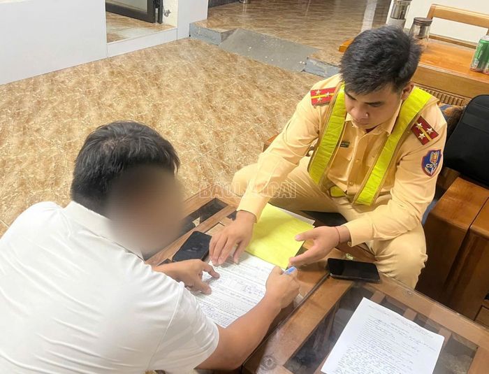 Người điều khiển phương tiện làm việc với lực lượng cảnh sát giao thông.