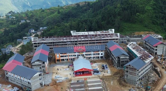 Những dãy lớp học, khu nội trú và các hạng mục phụ trợ tại Trường Phổ thông dân tộc nội trú Tiểu học và THCS Pha Long dần hoàn thiện, sẵn sàng cho năm học mới.