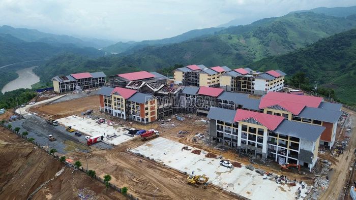 Các hạng mục sân trường, đường nội bộ, cây xanh và hạ tầng kỹ thuật tại Trường Phổ thông dân tộc nội trú Tiểu học và THCS A Mú Sung được triển khai đồng bộ, tạo diện mạo mới cho ngôi trường vùng biên.