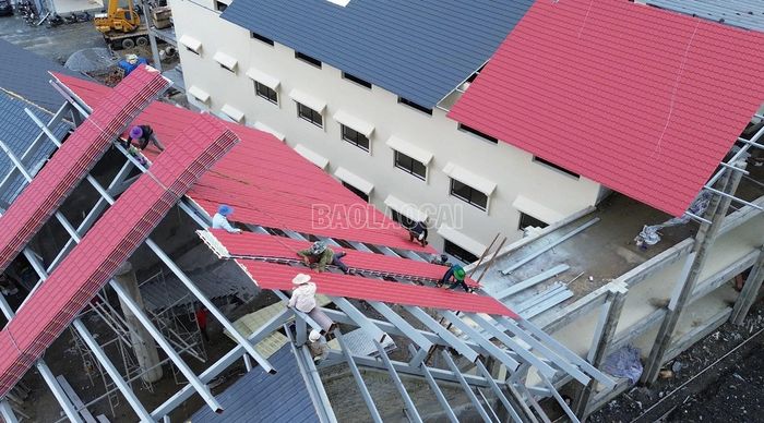 Các hạng mục lớp học, nhà ở nội trú và khu hiệu bộ tại Trường Phổ thông dân tộc nội trú Tiểu học và THCS Y Tý đang được gấp rút hoàn thiện những công đoạn cuối cùng.