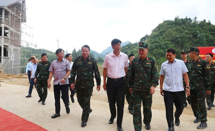 Chủ đầu tư và các đơn vị thi công quyết tâm đưa cả 4 công trình tại Mường Khương, Pha Long, Y Tý và A Mú Sung về đích trước ngày 30/8, bảo đảm điều kiện tổ chức khai giảng năm học mới. Ảnh: Đồng chí Phan Trung Bá, Phó Chủ tịch UBND tỉnh và Thiếu tướng Nguyễn Hữu Ngọc, Tư lệnh Binh đoàn 12 (Tổng Công ty Xây dựng Trường Sơn) kiểm tra tiến độ trường nội trú.