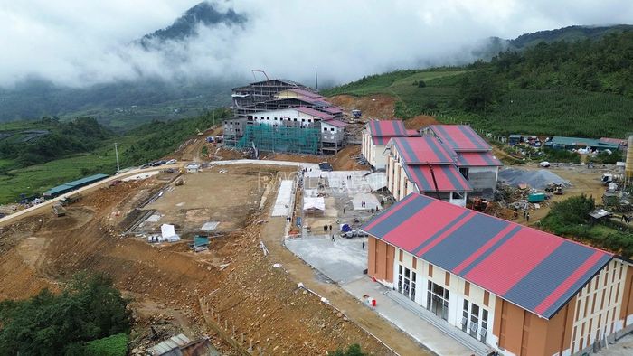 Những mái nhà mang sắc màu thổ cẩm đã hiện rõ trên công trình Trường Phổ thông dân tộc nội trú Tiểu học và THCS Y Tý, tạo điểm nhấn kiến trúc giữa núi rừng biên giới.