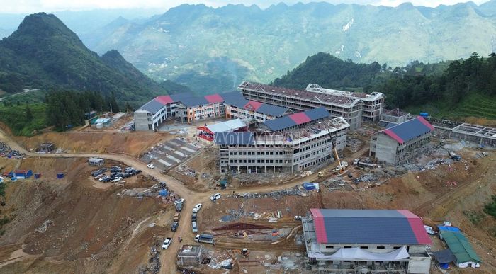 Không khí thi công khẩn trương trên công trường, từ hoàn thiện kiến trúc đến lắp đặt thiết bị, hạ tầng kỹ thuật đều được triển khai đồng loạt.