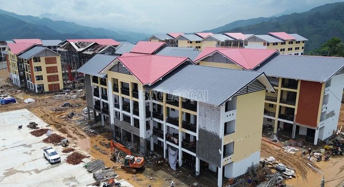 Công trường Trường Phổ thông dân tộc nội trú Tiểu học và THCS A Mú Sung duy trì nhịp độ thi công liên tục để hoàn thành đúng tiến độ đề ra.