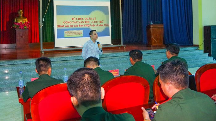 Giảng viên Trường Đại học Khoa học Xã hội và Nhân văn thuộc Đại học Quốc gia Hà Nội trực tiếp giảng dạy, truyền đạt các nội dung.