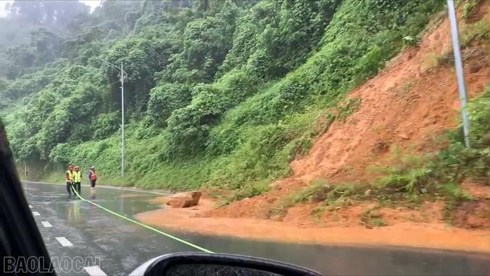 Một điểm sạt lở taluy dương trên Quốc lộ 4D đoạn Cốc San - Sa Pa được căng dây cảnh báo.