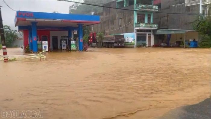 Khu vực cây xăng tại Km131+500, thôn Tòng Chú 3, xã Cốc San bị ngập cục bộ sau mưa lớn.