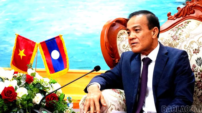 Bí thư Tỉnh ủy Viêng Chăn Phu-thạ-nu-phết Xay-sổm-bắt phát biểu tại cuộc tiếp xã giao.