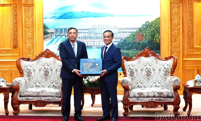 Lãnh đạo tỉnh Lào Cai tặng quà lưu niệm cho lãnh đạo tỉnh Viêng Chăn.