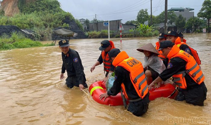 Khẩn trương hỗ trợ, đưa người dân ra khỏi khu vực nguy hiểm.
