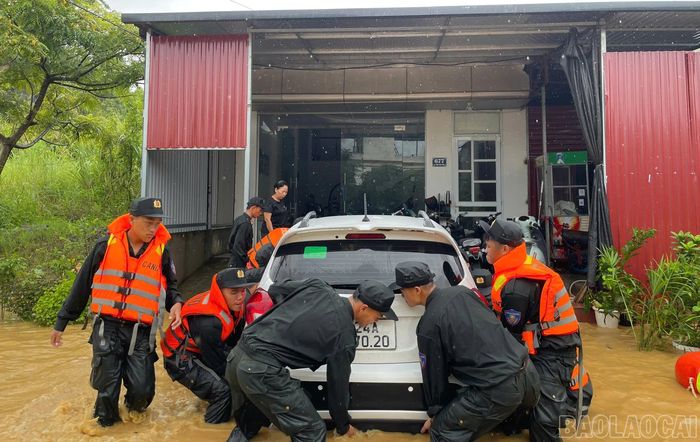 Di chuyển tài sản của người dân đến nơi an toàn.