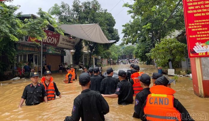 Ngay sau khi nhận được thông tin mưa lũ ảnh hưởng đến người dân, lực lượng cảnh sát cơ động đã có mặt tại hiện trường.