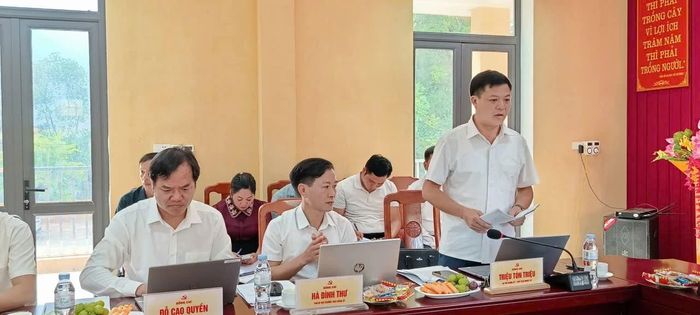 Đồng chí Triệu Tòn Triệu – Bí thư Đảng ủy, Chủ tịch HĐND xã Mỏ Vàng đã báo cáo tại buổi làm việc.