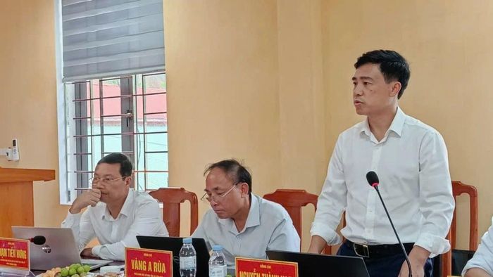 Thành viên đoàn giám sát phát biểu tại buổi làm việc.