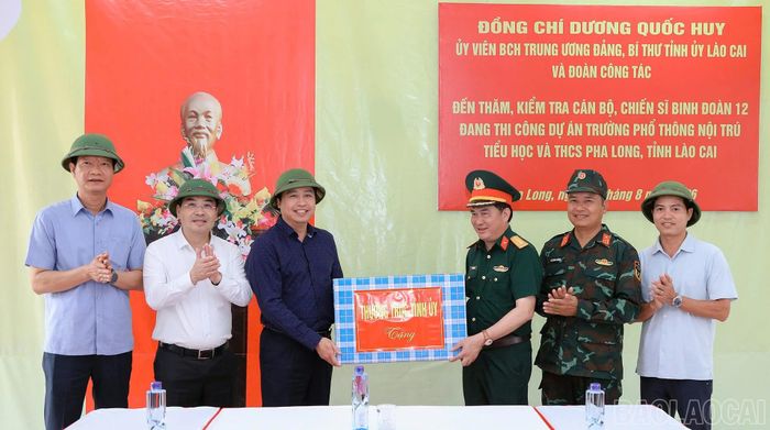 Đoàn công tác thăm và tặng quà cán bộ, chiến sĩ Binh đoàn 12 - đơn vị đang thi công dự án Trường Phổ thông dân tộc nội trú Tiểu học và THCS Pha Long.