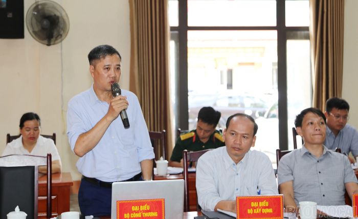 Đại diện một số bộ, ngành trao đổi làm rõ thêm một số nội dung trong công tác phòng, chống thiên tai tại Minh Lương.