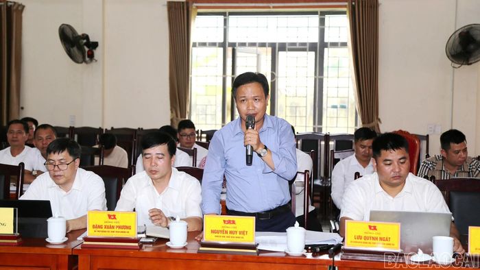 Chủ tịch UBND xã Minh Lương báo cáo tình hình triển khai công tác phòng, chống thiên tai trên địa bàn.