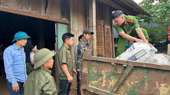 Lực lượng xung kích phòng, chống thiên tai xã Phong Dụ Hạ hỗ trợ Nhân dân di dời tài sản đến nơi an toàn.