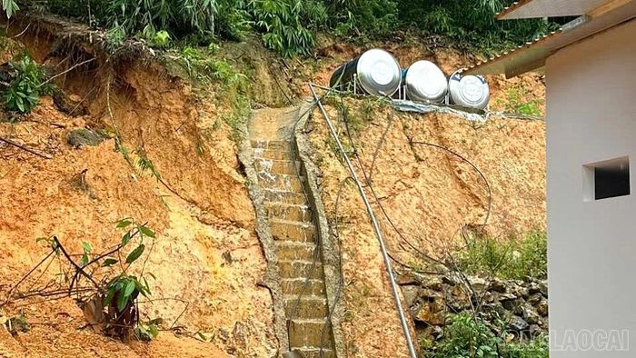 Tại xã Quy Mông, nhiều ngôi nhà nằm trong vùng có nguy cơ sạt lở cao đã được cảnh báo, sơ tán.
