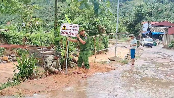 Các điểm có nguy cơ mất an toàn đều được cắm biển cảnh báo.