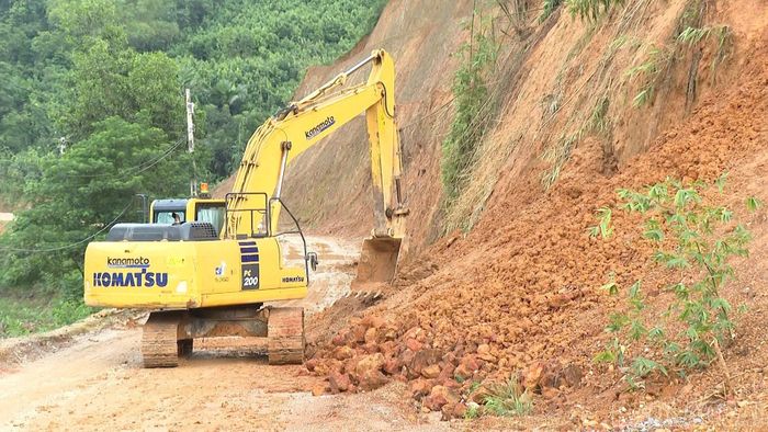 Các tuyến đường bị sạt lở đều được xã Quy Mông san gạt kịp thời.