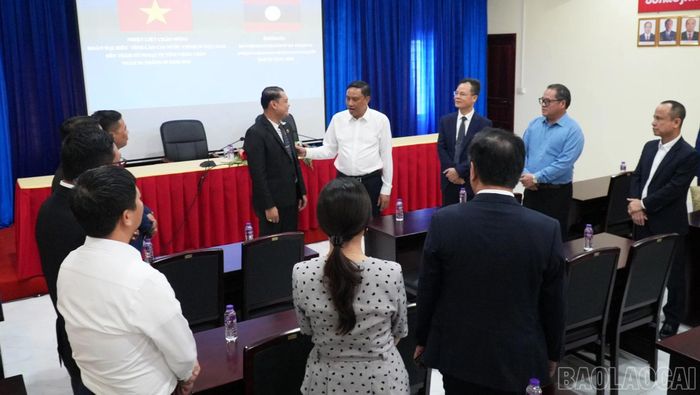 Đoàn đại biểu tỉnh Lào Cai khảo sát thực tế tại Trường Lý luận Chính trị - hành chính tỉnh Viêng Chăn.