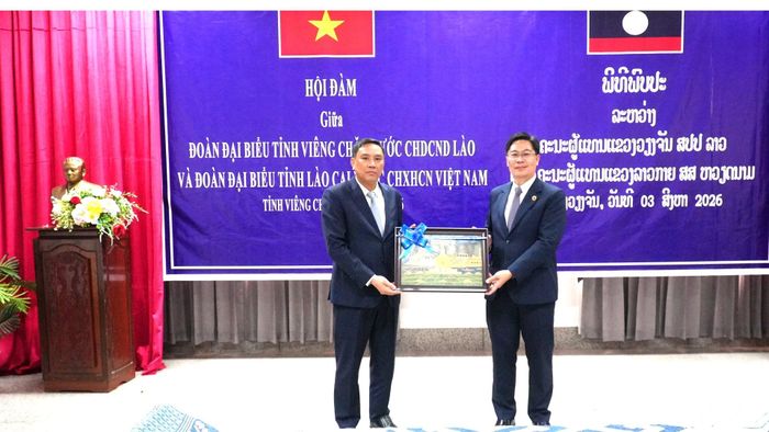 Tỉnh Viêng Chăn tặng quà lưu niệm cho tỉnh Lào Cai.