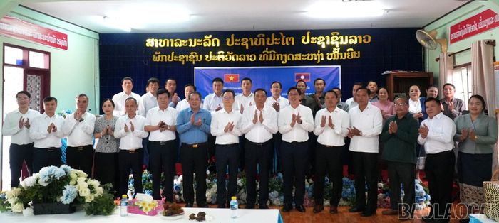  Đoàn đại biểu tỉnh Lào Cai cùng lãnh đạo tỉnh Viêng Chăn chụp ảnh lưu niệm cùng cán bộ, giảng viên Trường Lý luận Chính trị - hành chính tỉnh Viêng Chăn. 
