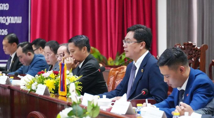 Đồng chí Sỉ-viêng-xay Ỏ-rạ-bùn - Phó Chủ tịch Ủy ban Chính quyền tỉnh Viêng Chăn phát biểu tại hội đàm.