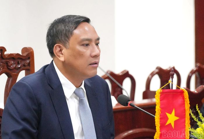 Đồng chí Hoàng Giang - Phó Bí thư Thường trực Tỉnh ủy Lào Cai phát biểu tại hội đàm.