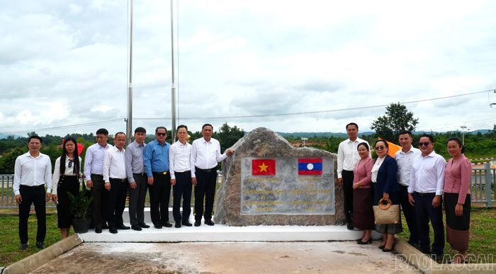 Đoàn đại biểu chụp ảnh lưu niệm cùng lãnh đạo tỉnh Viêng Chăn.