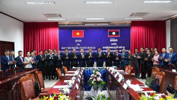 Đại biểu dự hội đàm chụp lưu niệm.