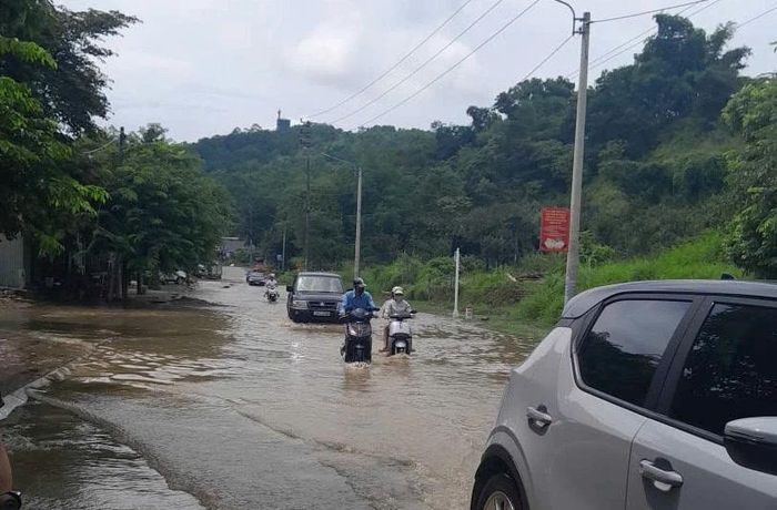 Nhiều điểm trên Tỉnh lộ 156 (đoạn qua xã Bát Xát) bị ngập. (Ảnh: Đình Văn)