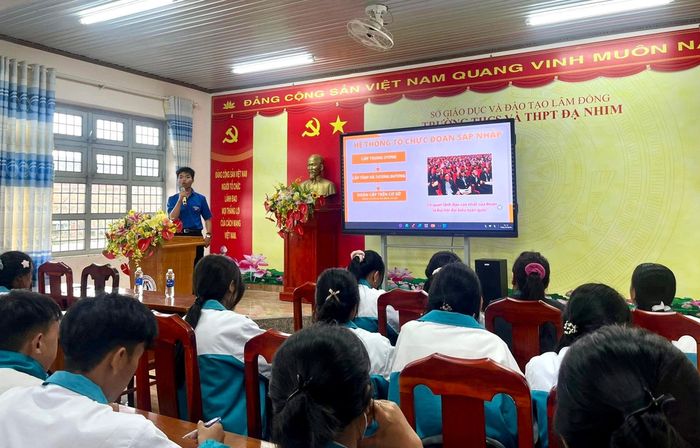 Đoàn trường THCS-THPT Đạ Nhim thường xuyên tổ chức giáo dục chính trị, tư tưởng trong đội ngũ đoàn viên
