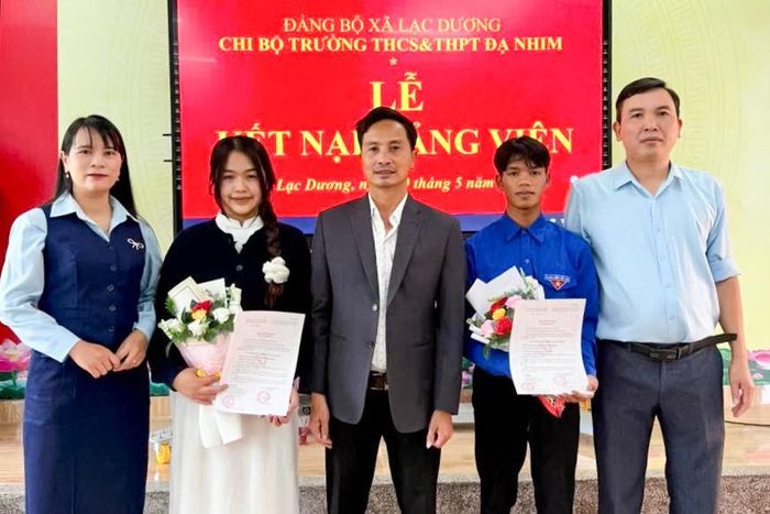 Những đoàn viên, học sinh ưu tú của Trường THCS - THPT Đạ Nhim được kết nạp Đảng