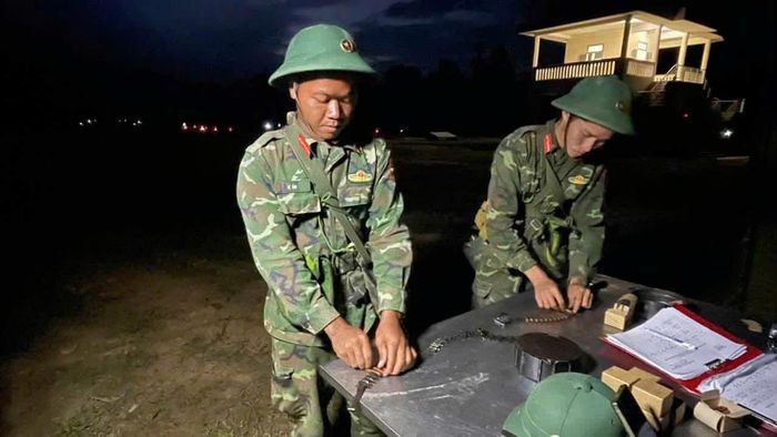 Chiến sĩ chuẩn bị kỹ lưỡng trước giờ bước vào huấn luyện