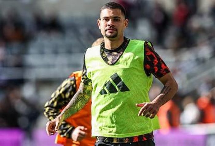 Bruno Guimares có thể mang đến sự cơ động cho tuyến giữa Arsenal. Ảnh: Getty.