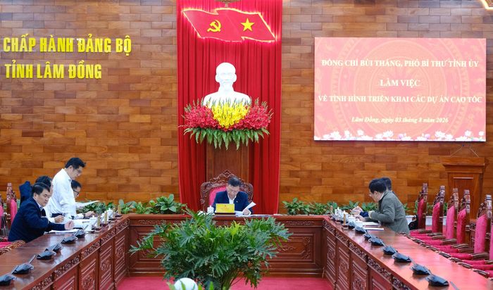 Quang cảnh buổi làm việc
