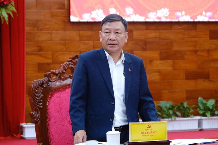Đồng chí Bùi Thắng, Phó Bí thư Tỉnh ủy phát biểu kết luận tại buổi làm việc